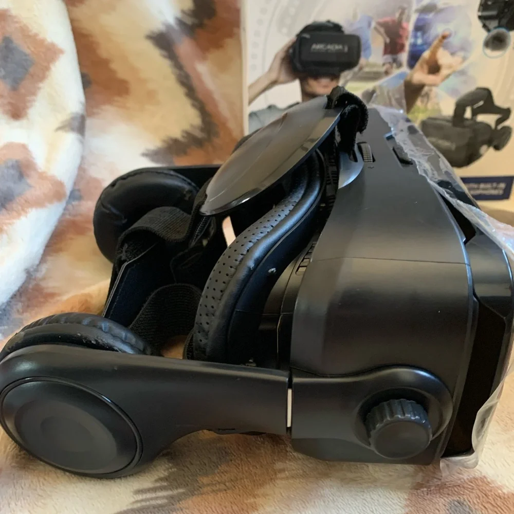 Arcadia Virtual Reality Headset w built in headphones